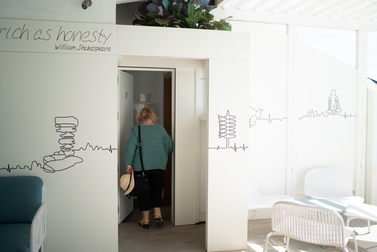 Welcome to the paradise! ☀️

Una de nuestras habitaciones favoritas es la que se sitúa en la terraza junto al jacuzzi y nuestro Bar de La Honestidad. Perfecta para vivir unos días de relax 😊