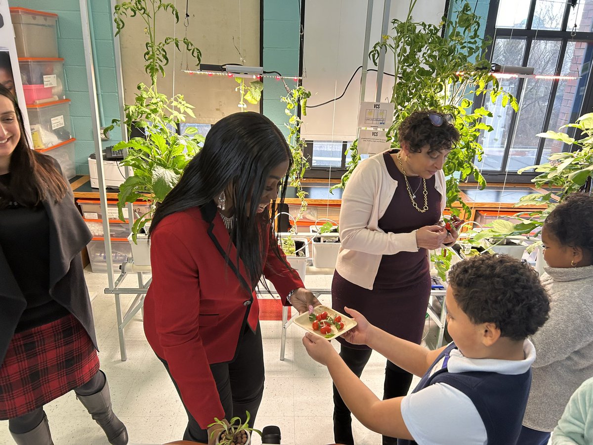BPGibson2025's tweet photo. What a delight to visit PS/MS 20 in #CSD10 to join our partners at NY Sun Works to announce an expansion of hydroponic labs in our #Bronx schools. In the FY 23 budget, we were proud to allocate $1.7M across the Bronx for hydroponic labs. Congratulations PS/MS20! #Bronx https://t.co/8K5Oz87ipg