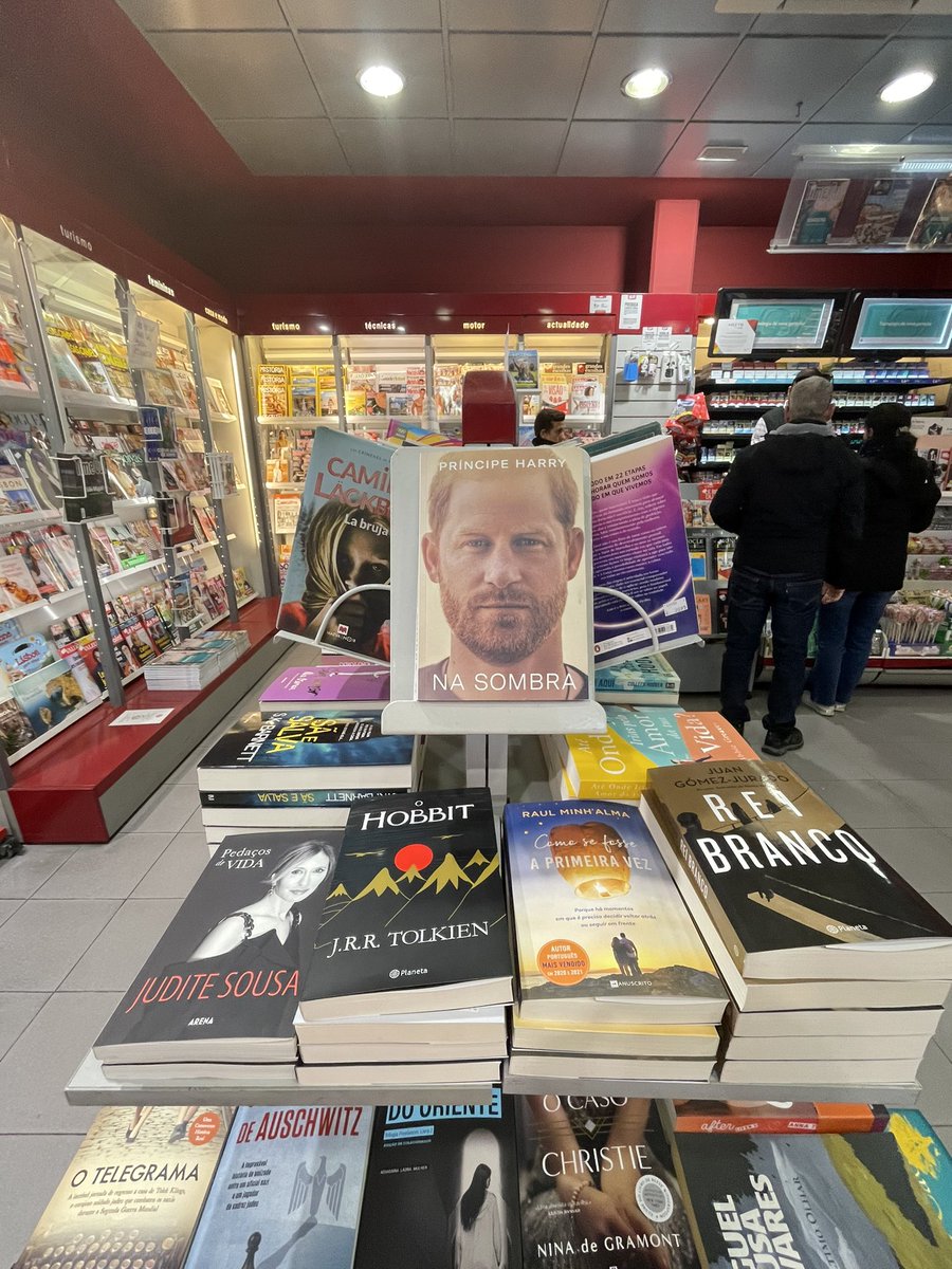 Currently in Lisbon, Portugal and guess who I spotted at the entrance of a bookstore 😃 #PrinceHarryMemoir #SparebyPrinceHarry