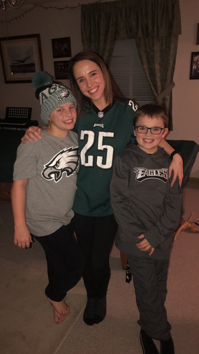 Haleyann2298's tweet photo. @Eagles @MillerLite Just your biggest fans around 💚🦅🦅 https://t.co/Xn98p8mYjZ