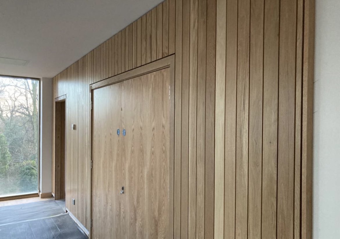KeenwoodJ's tweet photo. Work in Progress at the expansion and redevelopment of Riddel Hall, Queens University Belfast, in association with Felix O'Hare & Co. Ltd. Project progressing nicely, featuring solid oak panelling installed by the Keenwood team.
#EducationSector
#DeliveringQualityCraftsmanship https://t.co/mZ41DpW2ge