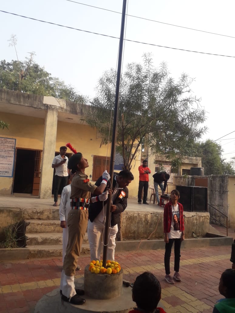 Poonamm87120707's tweet photo. भारत के छो���े से गांव ने दिया भारत की बेटी को सम्मान। गांव की सबसे अधिक पढ़ी लिखी एवं एनसीसी कैडेट  गर्ल केडेट विजेता ठाकोर को ध्वज अवरोहण करने का सम्मान दिया। At savaliyapura,dist  Anand.
@ncc4gujgirlsbn 
@NCC_Dte_Gujarat 
@ArvindKapoorTYG 
@PMOIndia 
@EduMinOfIndia 
@EBSB_Edumin https://t.co/BMYyAEuSV0