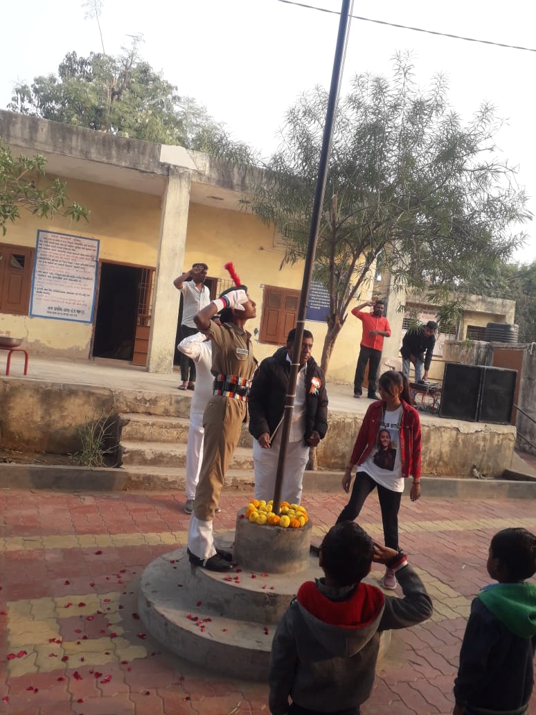 Poonamm87120707's tweet photo. भारत के छो���े से गांव ने दिया भारत की बेटी को सम्मान। गांव की सबसे अधिक पढ़ी लिखी एवं एनसीसी कैडेट  गर्ल केडेट विजेता ठाकोर को ध्वज अवरोहण करने का सम्मान दिया। At savaliyapura,dist  Anand.
@ncc4gujgirlsbn 
@NCC_Dte_Gujarat 
@ArvindKapoorTYG 
@PMOIndia 
@EduMinOfIndia 
@EBSB_Edumin https://t.co/BMYyAEuSV0