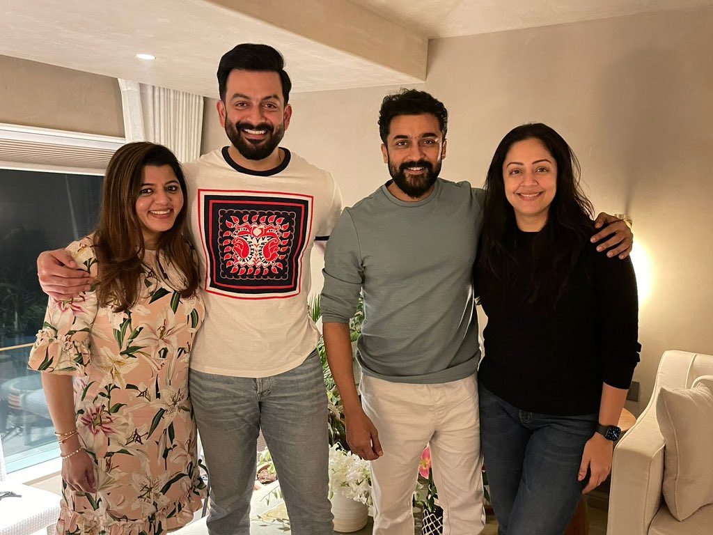 • Latest :- @Suriya_Offl Anna & #Jyotika With @PrithviOfficial & #SupriyaMenon ! 🤩🫶🏻

#Suriya42 | #VaadiVaasal