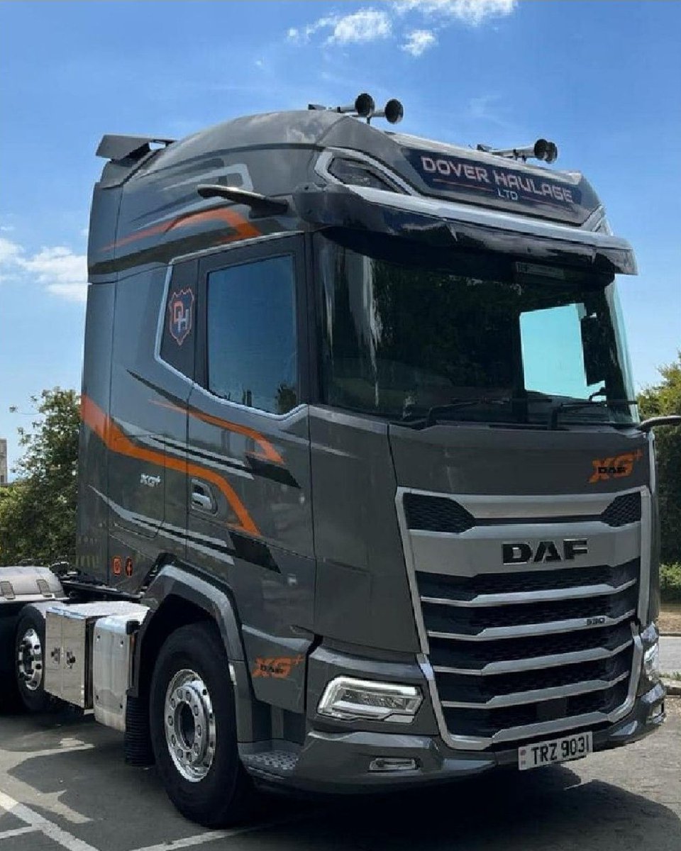 DAF_TURKEY's tweet photo. Dover Haulage Ltd'nin yeni araçları #DAF XG+ en son eklemeleriyle tamamen görücüye çıktı.
Yeni görünümleri hakkında ne düşünüyorsunuz?
#DAFTurkey #daftrucks #trucks #inşaat #kamyon #tır https://t.co/i7SQejpWuK