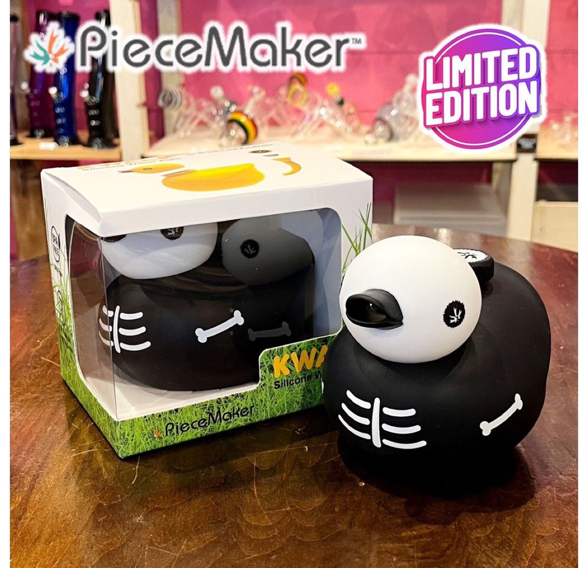 Piecemakergear1's tweet photo. from 🇯🇵 @ZIPPYshibuya 【ZiPPY!渋谷店】
人気のアヒルちゃん水パイプ @piecemakergear1 #KWACK" の限定カラー "BLACK" が入荷しました!
通常のアヒルちゃんはそのままに、スカル柄でブランク&ホワイトに統一されたデザインは、個人的にやはりUSパンクの大御所 MISFITS がどうして頭をよぎります(笑) https://t.co/H4YTnVdPCZ