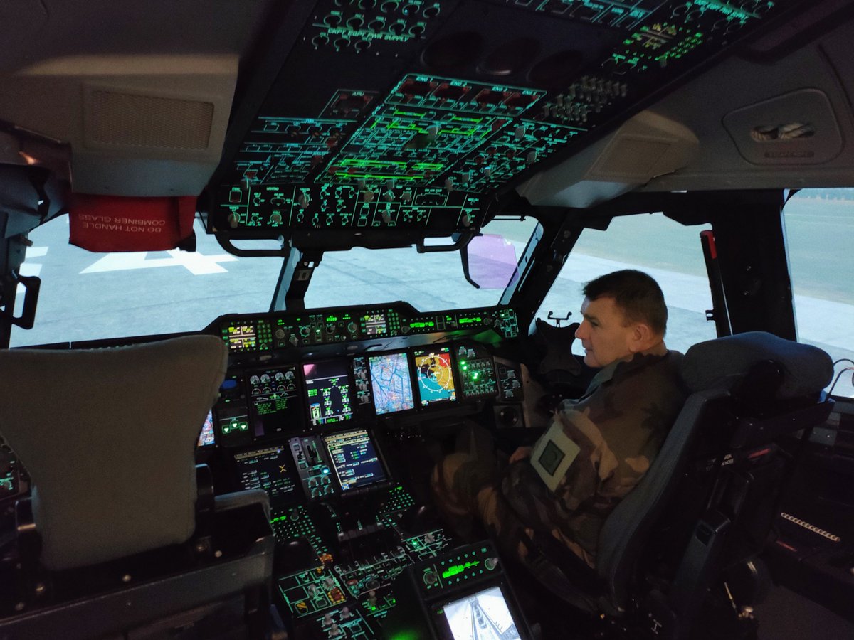 armeeszoneouest's tweet photo. Le général Michon #OGZDSO est ce jour à la #BA123
Fief de l'#A400M, 10 ans cette année, cette base aux infrastructures étendues, accueille également le Centre d'instruction d'équipage de transport (CIET340) avec ses simulateurs sur lesquels ts les pilotes de transport sont formés https://t.co/501yPu3f9n