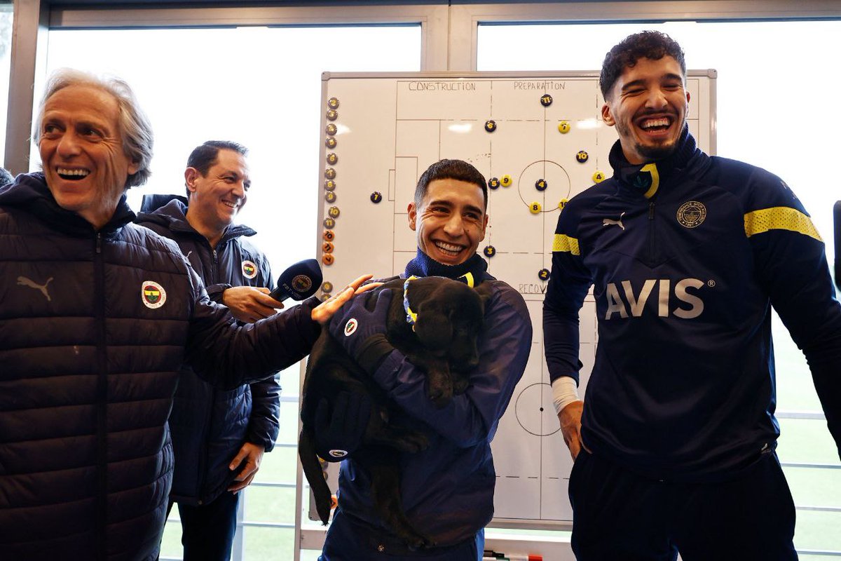 Jorge Jesus ve takım arkadaşları geçtiğimiz günlerde köpeğini kaybeden Emre Mor'a aynı cins yeni bir yavru köpek hediye etti.