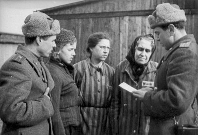 vadim07751823's tweet photo. 27.01.45
L'Armata Rossa rompe i cancelli di Auschwitz e dopo essersi resa conto...inizia a prestare soccorso a donne,uomini e bambini,
Inizia a raccogliere testimonianze.
Inizia a ridare speranza a chi l'aveva persa per sempre

Grazie al popolo sovietico a nome di tutta l'umanità https://t.co/fDV5BCLHAo