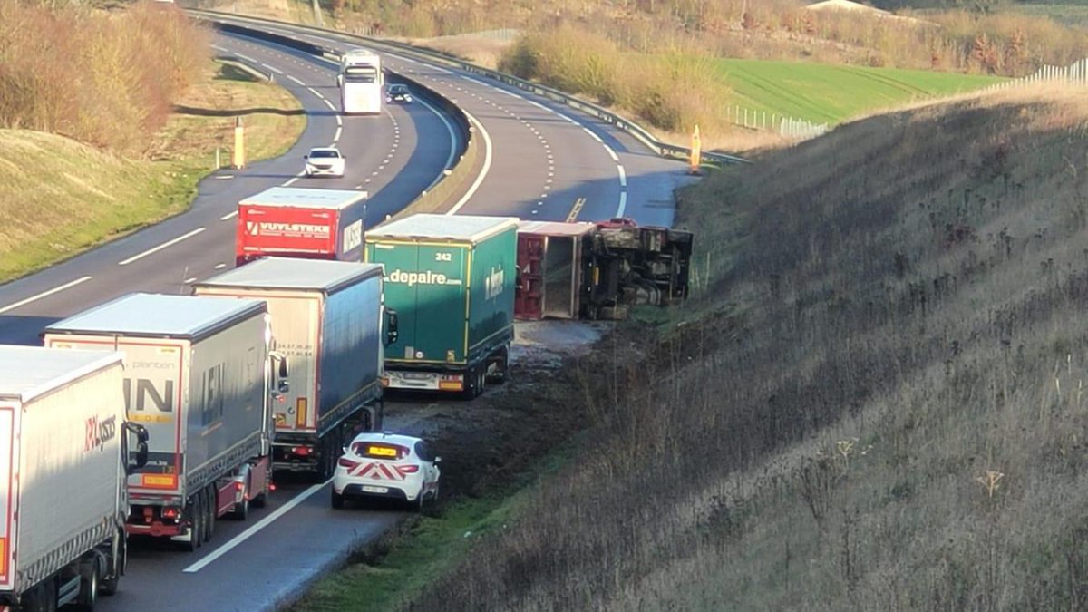 CourrierPicard's tweet photo. L’#A29 fermée à hauteur de #Revelles en raison d’un #accident 
#Somme 
https://t.co/RsCV7xTJk4 https://t.co/DvAHBc7yuw
