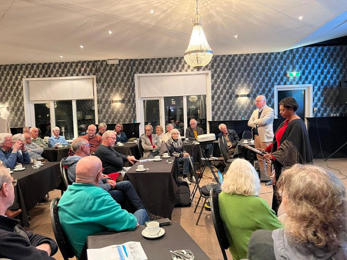Gisterenavond gaf onze dijkgraaf @joycesylvester een lezing over de geschiedenis van de Waterschappen bij Historische Kring Breukelen.
Ook een kijkje nemen in onze geschiedenis? 👀 Bekijk dan https://t.co/ZcMUTo9FtS of https://t.co/ojNzYqe1G2