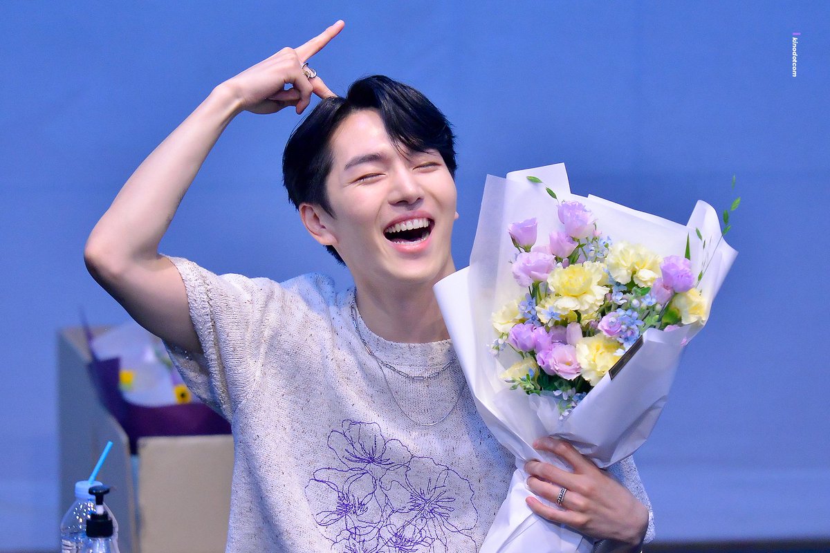 ninehuis's tweet photo. a mini thread of hyunggu and flowers for absolutely no reason other than he is utterly lovely https://t.co/JDfSlcCT4L
