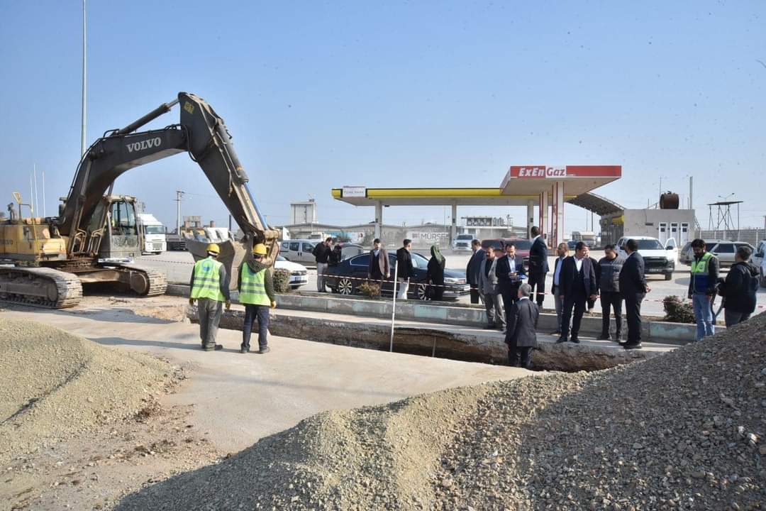 Programımız,ilçemizin Mahir Ünal caddesi ve İstasyon Mahallemizdeki  Büyükşehir Belediyemizin yaptığı alt yapı ve yol çalışmaları ile devam ediyor. 
Mahir Ünal Caddesi alt yapı nedeniyle bozulan yolları Nisan ayında sıcak asfalt,refuj,peyzaj çalışmaları ile komple yenilenecektir.