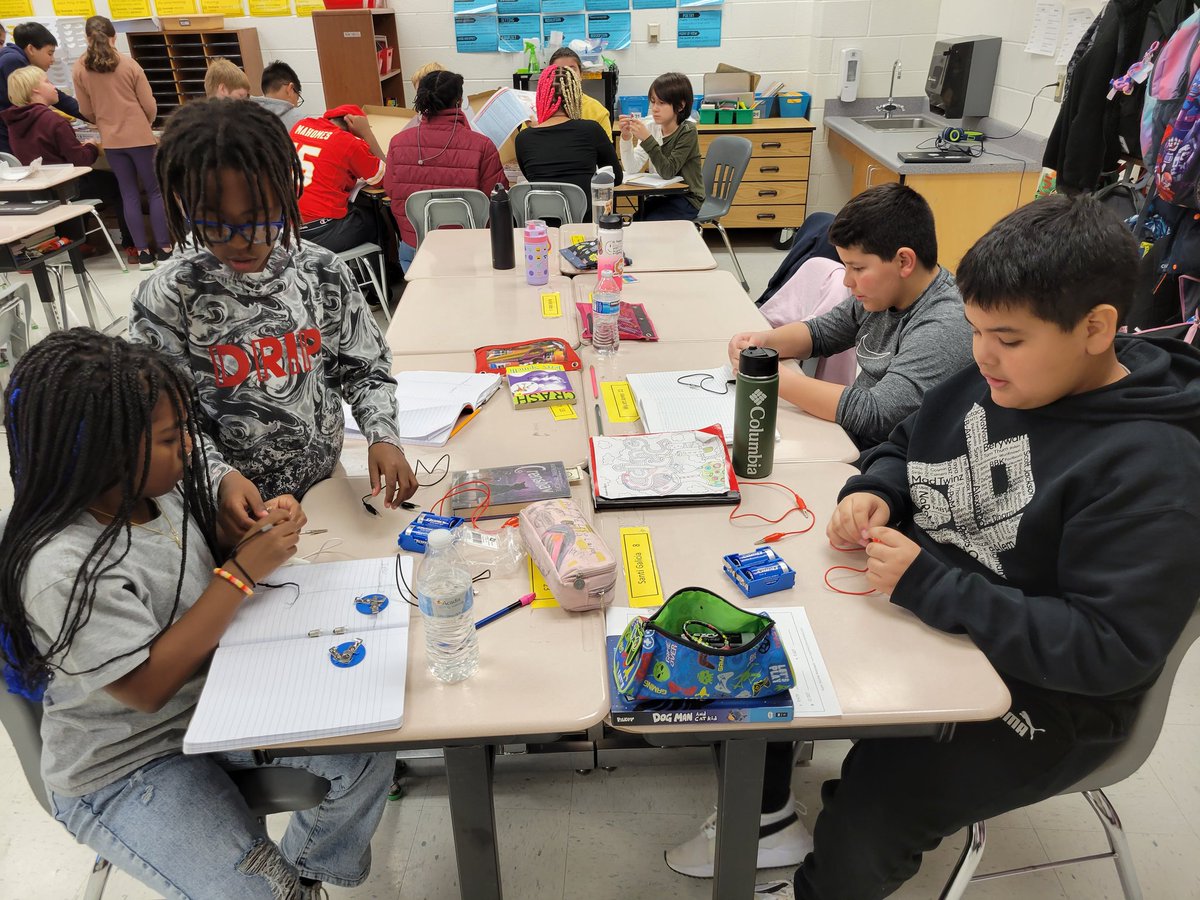 GregVeto92's tweet photo. Beginning our circuit engagement in science. @CountrysideElem #tlap #science https://t.co/SlWSvpdqzE