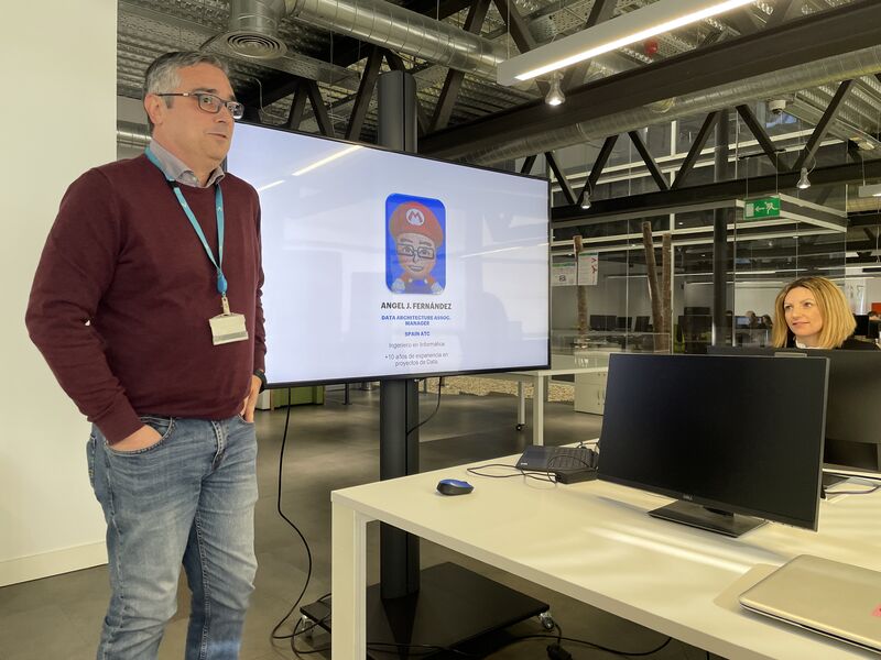 masteriabd's tweet photo. Nos han visitado dos profesionales de @AccentureSpain Angel J. Fernández para hablarnos sobre #BigData, y Francisco Manuel Ortega nos contó cómo desarrollar un #chatBot
Gracias a ambos y a Eloyna Lorenzo, una más del equipo del @fpmalagatech 
@profeonfire #educacion #fp #master https://t.co/hcC4nZRZQ5