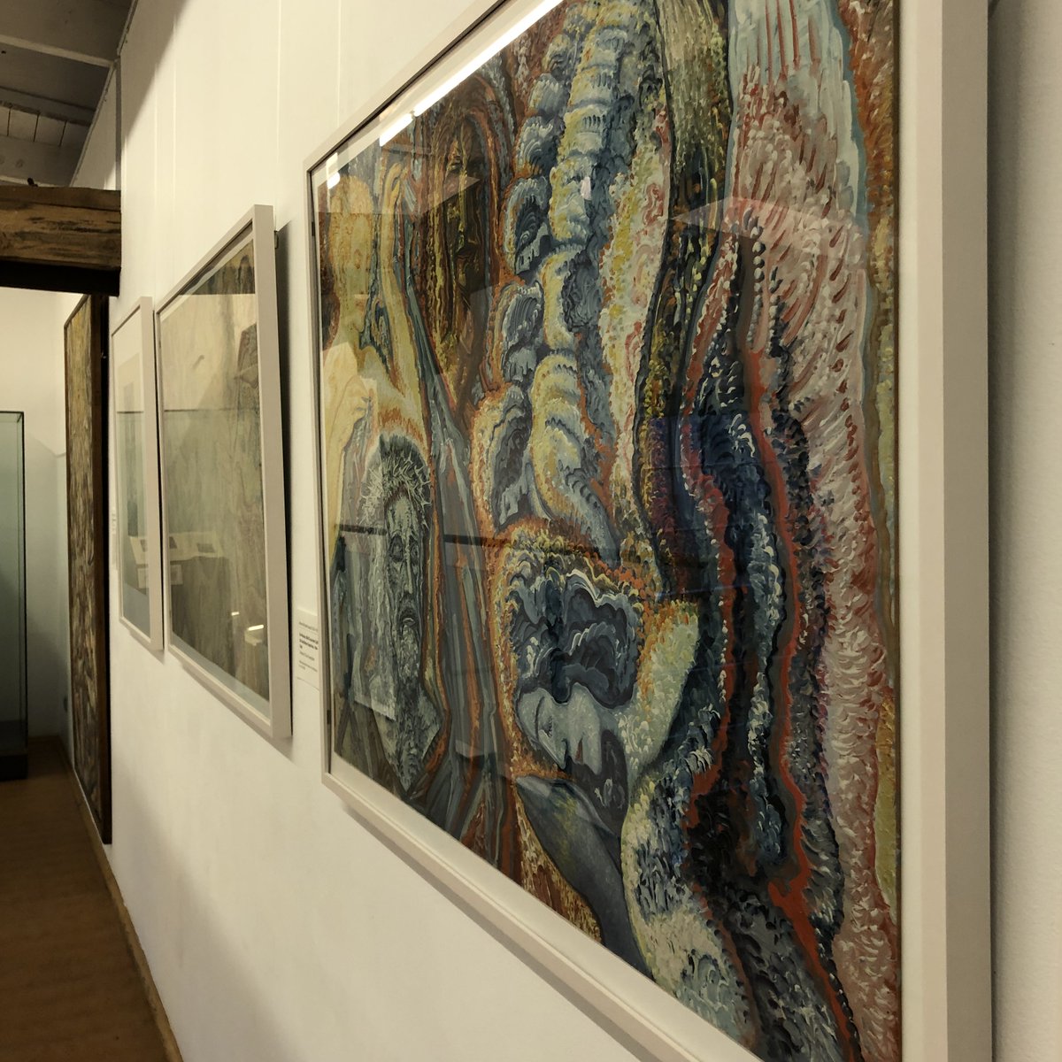 Die neue Sonderausstellung 𝗩𝗼𝗻 𝗸𝗼𝘀𝗺𝗶𝘀𝗰𝗵 𝗯𝗶𝘀 𝘄𝗲𝗹𝘁𝗹𝗶𝗰𝗵: 𝗧𝘆𝗽𝗶𝘀𝗰𝗵𝗲 𝗠𝗼𝘁𝗶𝘃𝗲 𝘃𝗼𝗻 𝗝𝗼𝗵𝗮𝗻𝗻 𝗠𝗶𝗰𝗵𝗮𝗲𝗹 𝗕𝗼𝘀𝘀𝗮𝗿𝗱 erweitert den Blick auf Bossards Einzelwerke und zeigt eine Auswahl verschiedenster Arbeiten aus seinem gesamten Schaffen.