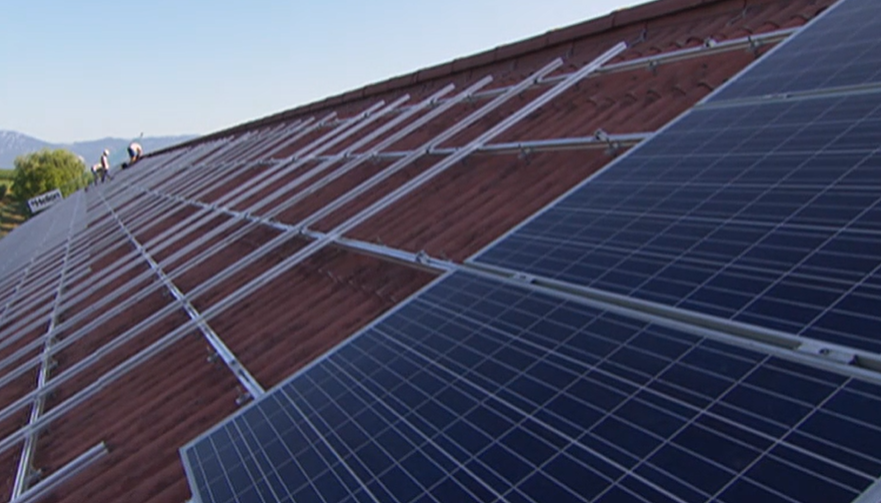 BurkhardtPhilip's tweet photo. Die am 1. Oktober eingeführte #Solarpflicht für neue #Gebäude mit einer Fläche von über 300 Quadratmetern soll bereits verschärft werden.
Die Umweltkommission des Nationalrats will die Solarpflicht auf alle Neubauten ausdehnen. (1/4) https://t.co/vBDYvkfLvg