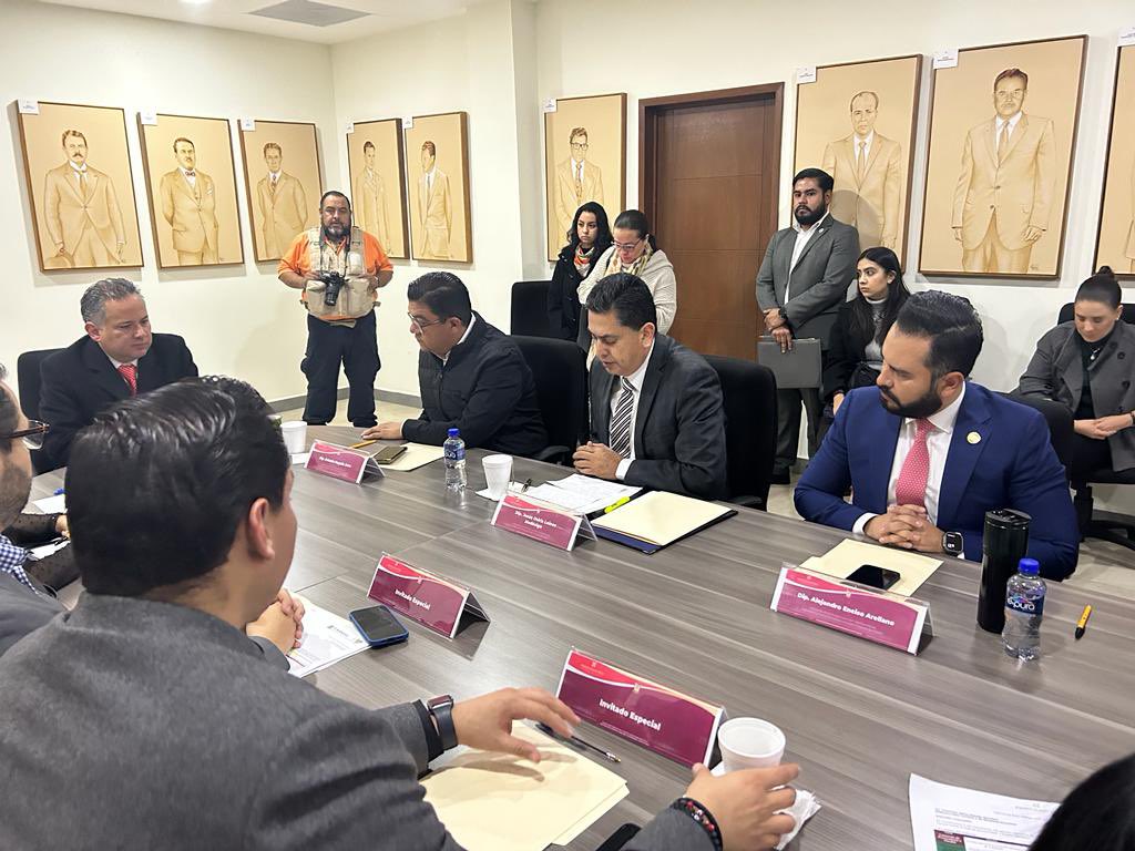 alejandroENCISO's tweet image. En reunión de trabajo con el titular de la @PGJE_Hidalgo, @SNietoCastillo le refrendé mi disposición como presidente de la Comisión de Legislación y Puntos Constitucionales, de fortalecer a esta instancia en su transición a Fiscalía. Es necesario consolidar nuestras instituciones