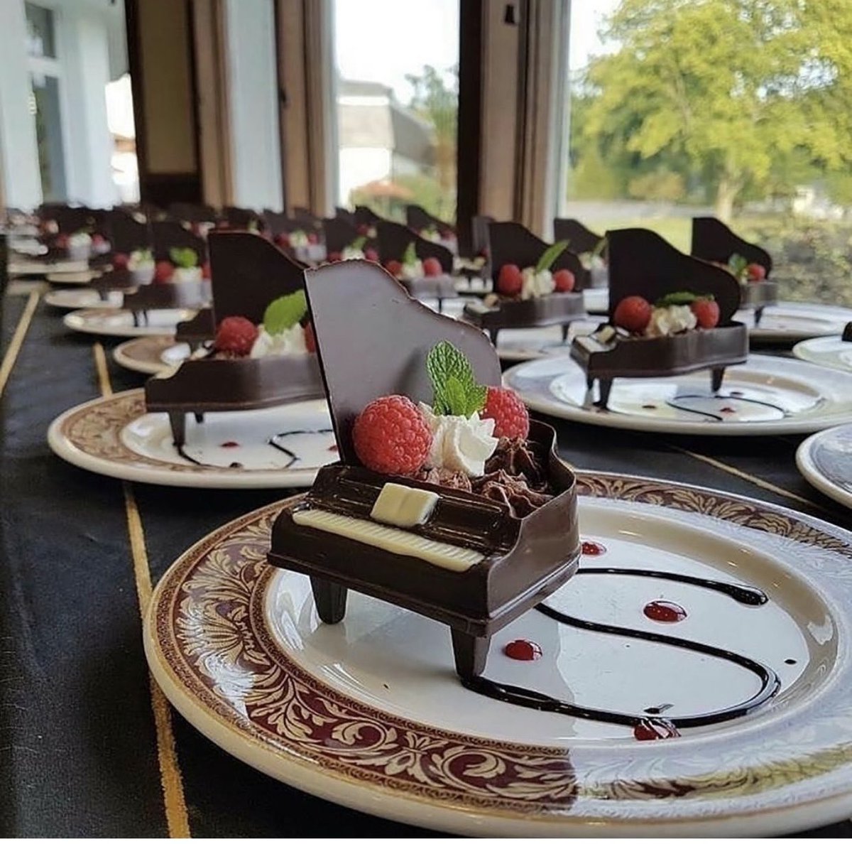 playinglesshurt's tweet photo. Good morning.Pâtisseries  showing brilliant creativity! Is it time for coffee and a little piano? (Sculpted with chocolate mousse and raspberries) #artistic #creative #piano #chocolate https://t.co/Ml4GZsfDUX
