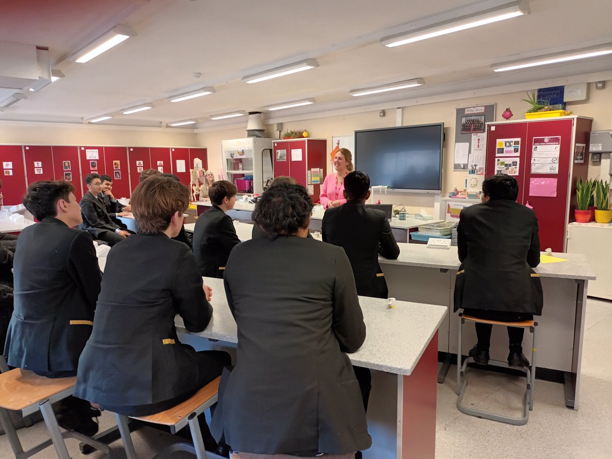 OldAYLESBURIANS's tweet photo. Huge #thanks to Vanessa Lowe (parent), Surgical Innovations Business Unit Director @Medtronic. @AGSMedSoc learnt about opportunities outside traditional routes. A Pharmacologist, Vanessa talked R&amp;D, relationships btw medics &amp; industry, training &amp; innovation. Thought-provoking. TY https://t.co/WXEE3wKz89