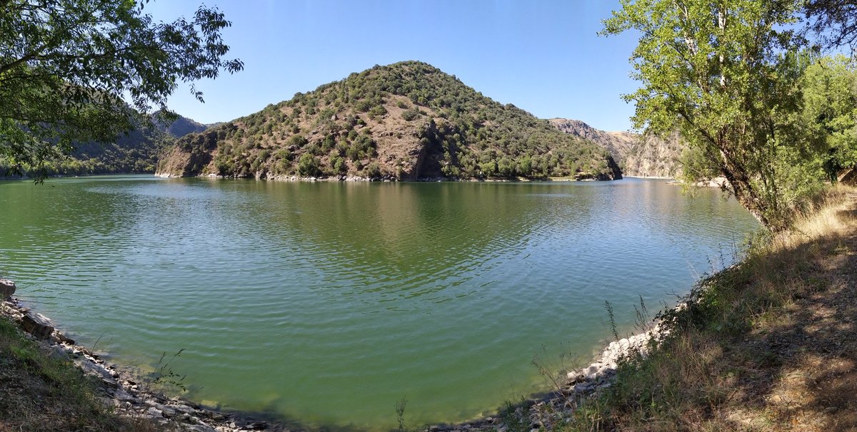 Jjo_Rodriguez's tweet photo. @JuanKeops @rafarsur @ingeododo Ver esas fotos aéreas de #LosArribes, #Salamanca, impresiona.
Ver la inmensidad del río #Duero, navegando en sus aguas o desde cualquier mirador -El Fraile-, es un privilegio que nos da la naturaleza. https://t.co/4OTFzniXmr