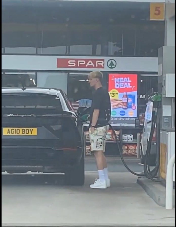 _EnGee's tweet photo. Something tells me Anthony Gordon isn’t at Everton training because I’ve just seen him filling his car up in Newcastle🤣 https://t.co/g0nSNOIApI