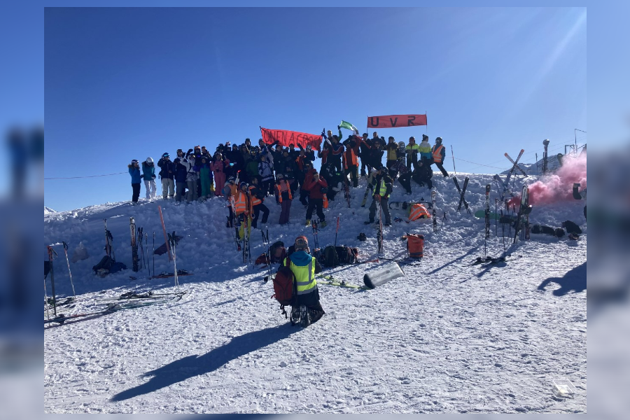 BFMTV's tweet photo. Hautes-Alpes: des skieurs manifestent pour l'ouverture de la liaison Vars-Risoul
https://t.co/2NKTBRlqFD https://t.co/KWeHs0g21U