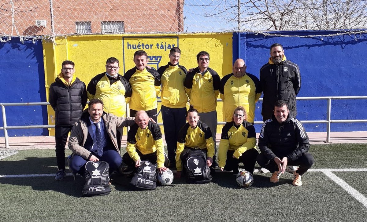 IMazuecos's tweet photo. Vamos cargados de ilusión para el partido de liga del sábado. Durante el entrenamiento de hoy, los componentes del equipo inclusivo @CDHuetorTajar hemos recibido el chandal, mochila y botas. ¡Seguimos creciendo!

#CentroOcupacionalLaPirámide #CdHuetorTajar #LigaInclusiva https://t.co/LyL58UjIVK