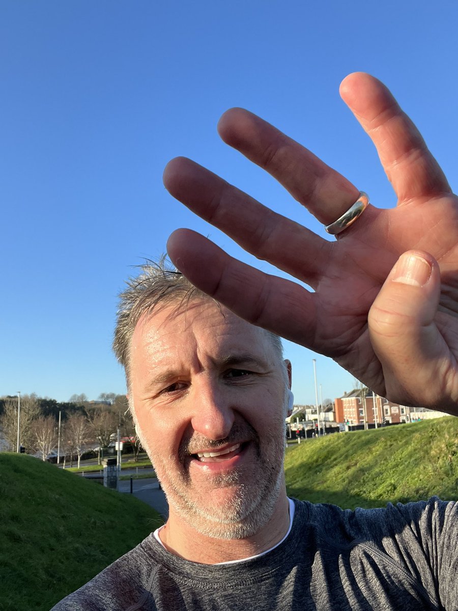 Thesixbees tweet media