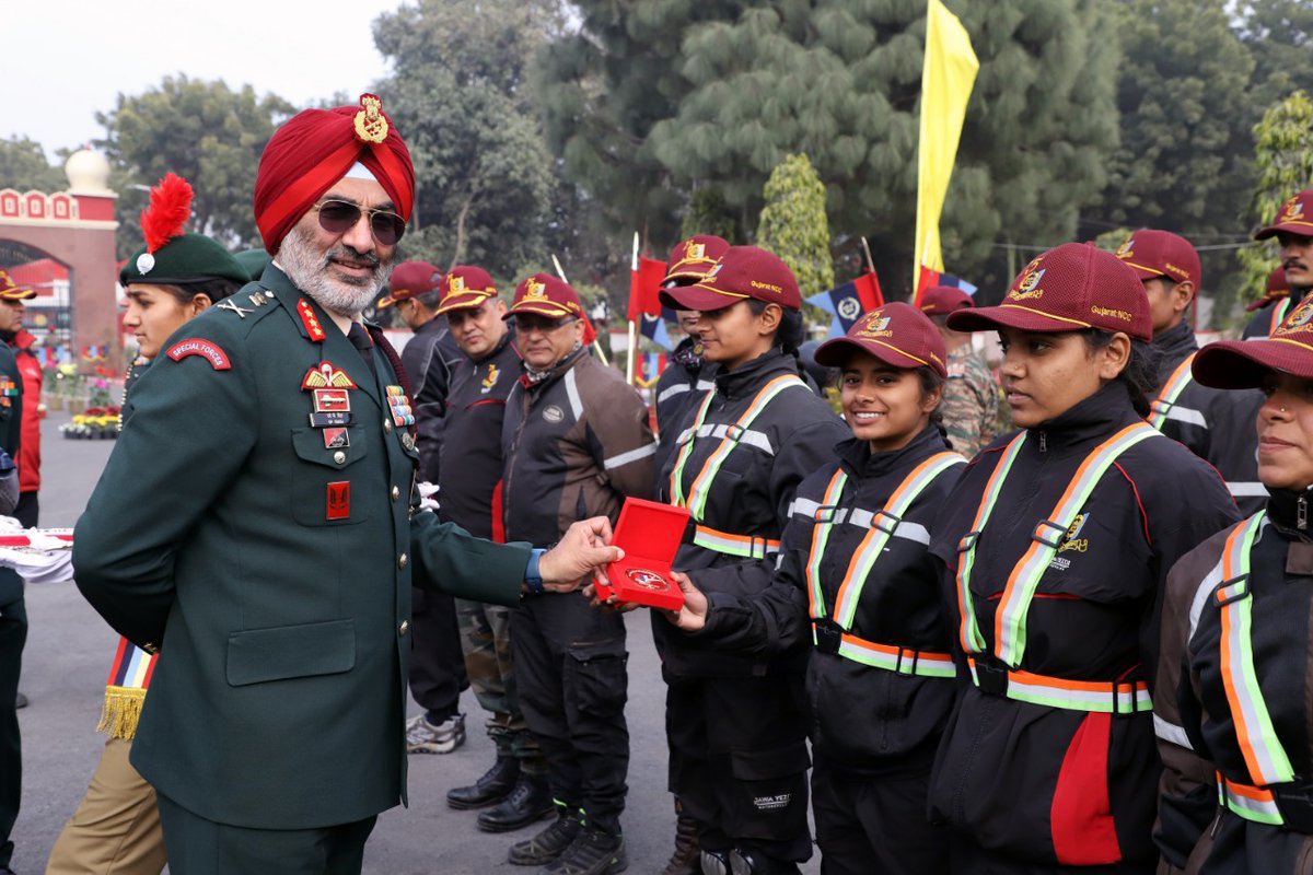 NCC_Dte_Gujarat's tweet photo. #AtmanirbharBharat ka #SaltseSoftware ka Safar #NCCJawamotorcycleRally 1300 km
completed successfully by cadets of @NCC_Dte_Gujarat
Flag in at Delhi
by Lt Gen Gurbirpal Singh,DG,NCC today.
@HQ_DG_NCC 
@PMOIndia
@GovernorofGuj
@CMOGuj
@jawamotorcycles
@yezdiforever
@DefencePRO_Guj https://t.co/ACil1X4eDu