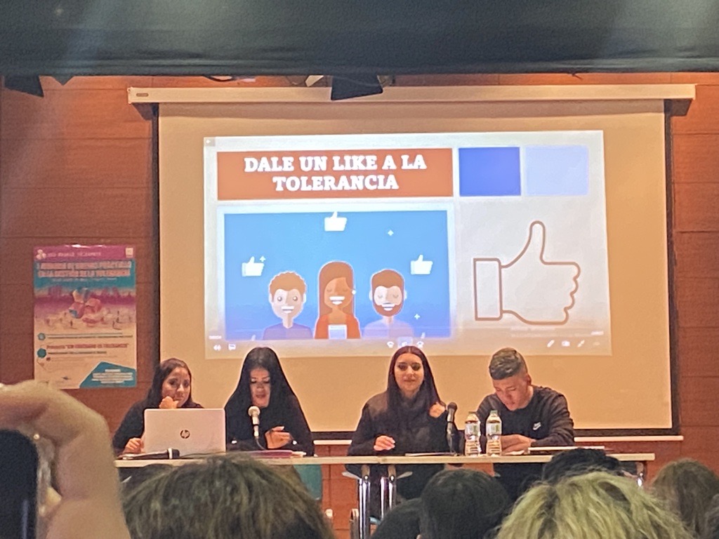 soniareyariza's tweet photo. @RedMadTolerante @ies_luisvives Nuestros alumnos participan en la I Jornada de Buenas Prácticas en la Gestión de la Tolerancia presentando la actividad "Dale un Like a la tolerancia" https://t.co/wz8SHdoVVP