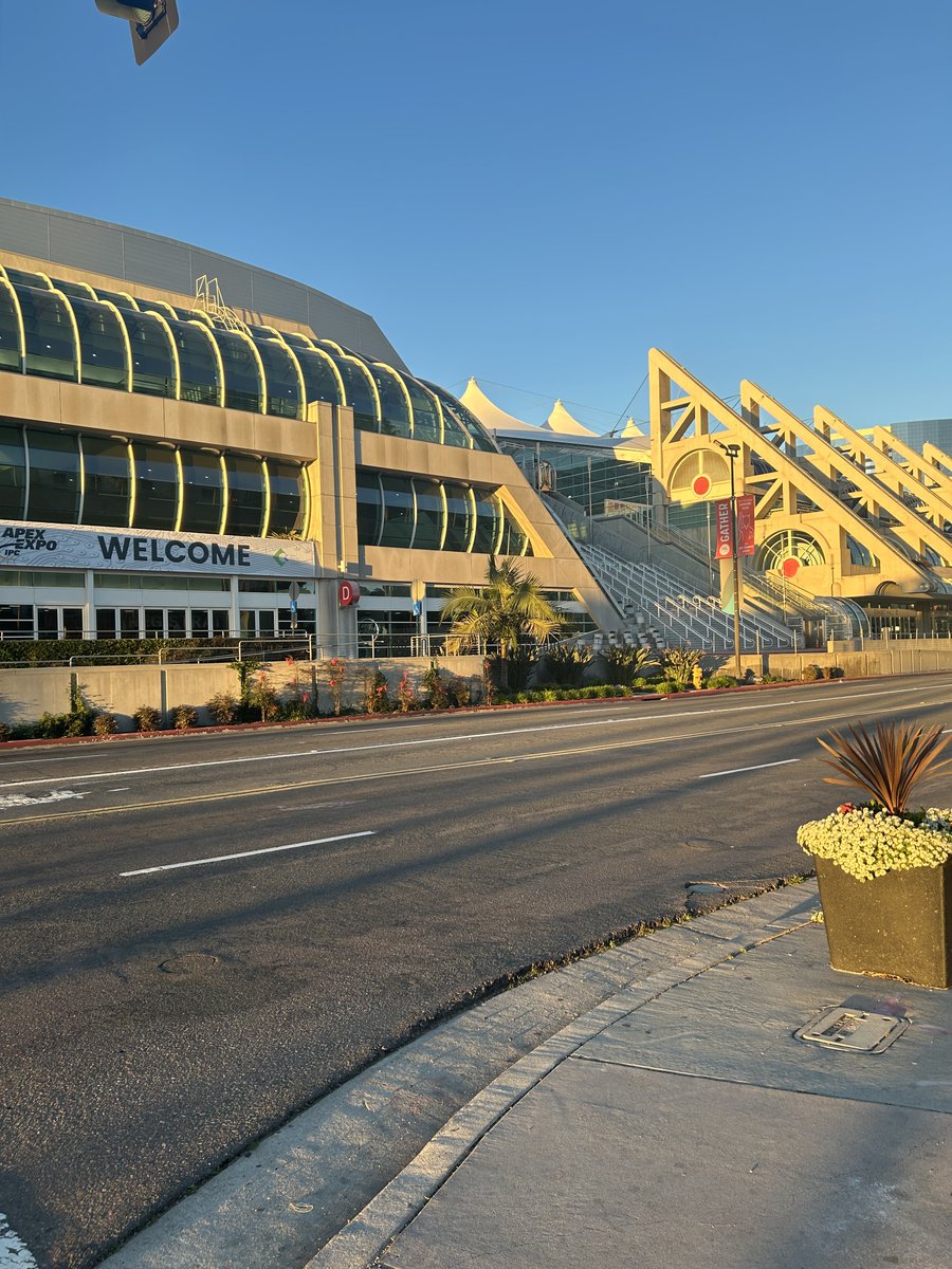 Happy Thursday everyone. There's still lots to take in on this last -- &amp; very sunny -- day of #IPCAPEXEXPO: #standards meetings, #STEM outreach event, special sessions on #advancedpackaging &amp; #emobility, &amp; of course, the show floor. We're glad you're here! #BuildElectronicsBetter