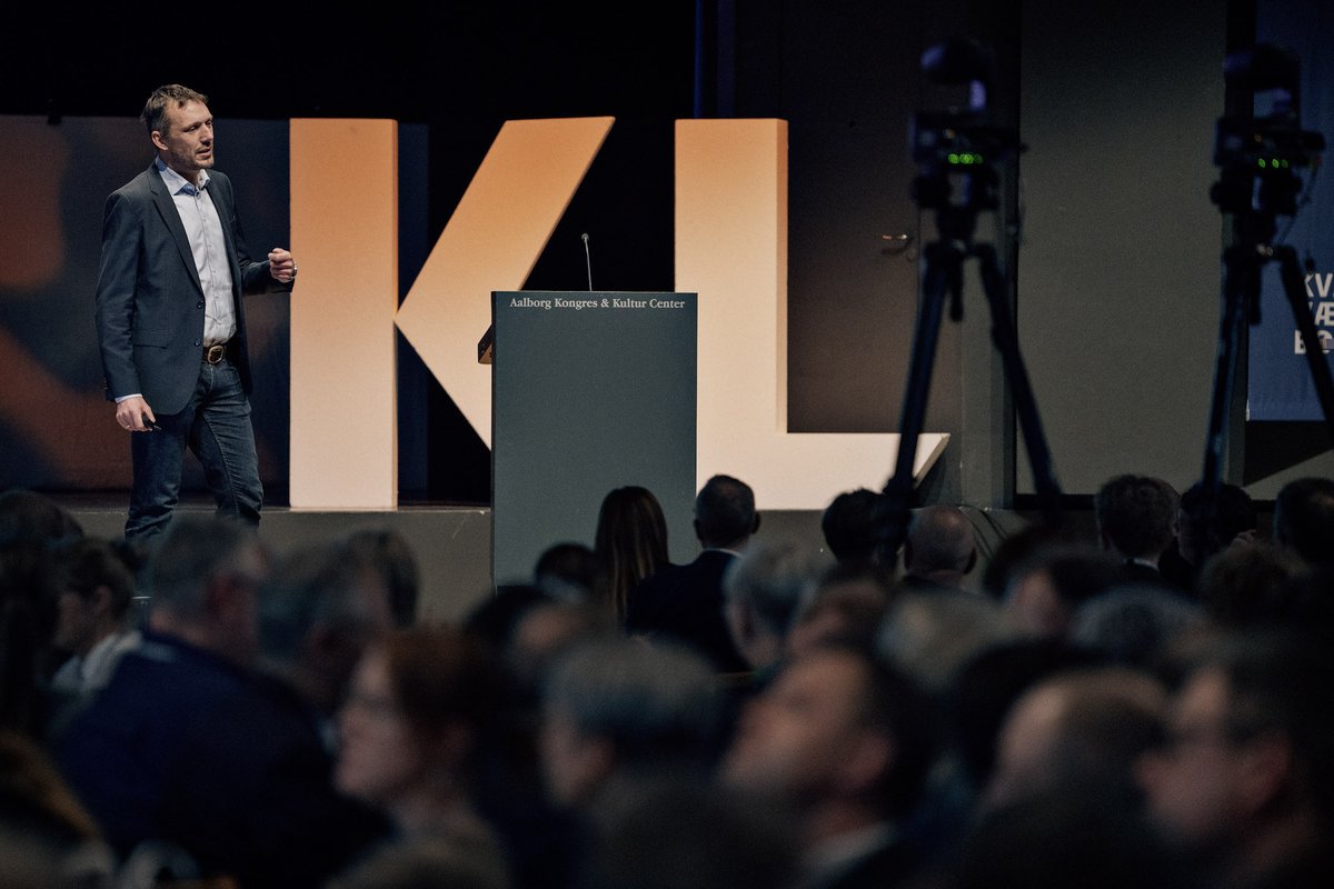 Lisbeth Due Pedersen (@lisbethdueped) on Twitter photo I DK investerer vi i tidlig indsats. <a href="/SimonCalmar/">Simon Calmar Andersen</a> peger på at der er brug for kommunalpolitiske drøftelser af hvilke indsatser vi prioriterer hvor. Indsatser der er nemmest at styre er ikke nødvendigvis dem der har størst effekt #dkpol #BUTM2023 #kompoldk I DK investerer vi i tidlig indsats. <a href="/SimonCalmar/">Simon Calmar Andersen</a> peger på at der er brug for kommunalpolitiske drøftelser af hvilke indsatser vi prioriterer hvor. Indsatser der er nemmest at styre er ikke nødvendigvis dem der har størst effekt #dkpol #BUTM2023 #kompoldk
