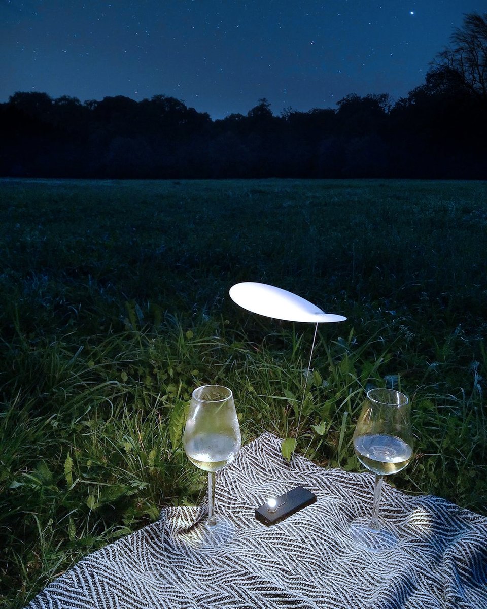 stillucestore's tweet photo. #Koyoo di Axel Schmid per #IngoMaurer è un piccolo oggetto di luce portabile. Tenuto solo da una molla a fune metallica e un cerchio luminoso che si libra su un "piede" nero e stretto.
https://t.co/1ccjEZMFNb
La Casa comincia dalla #Luce
#StilluceStore #SaldiStilluce #ArtLight https://t.co/A8kotkYaoY