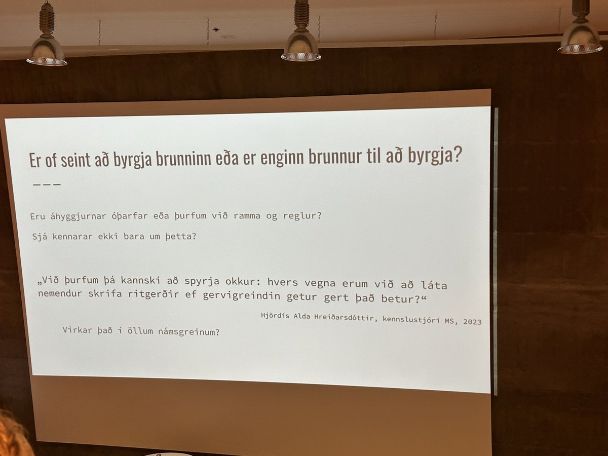 Er á áhugaverðu málþingi um gervigreind í Kennó. Áttaði mig á að ég vinn með seleb 🤩 <a href="/hjordisalda/">Hjördís Alda</a>  #gervigreind