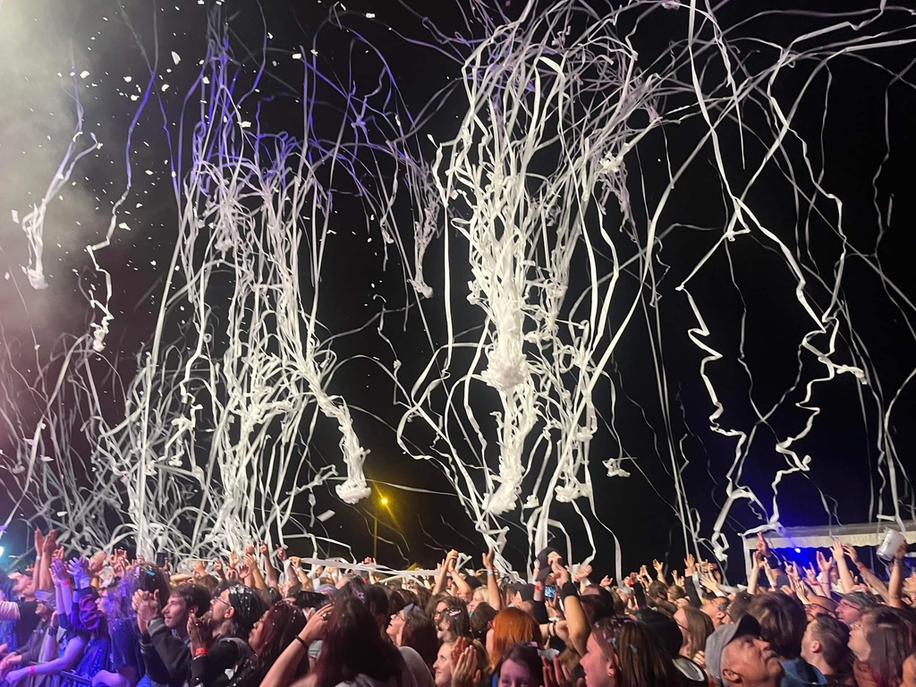 Ever wondered where all the toilet paper goes during a gig? ⁠👀

Us too! 

#dragonforce #jsesltd #livemusic #concert #band #concertphotography #music #streamers #stageeffects #stageproduction #eventproduction