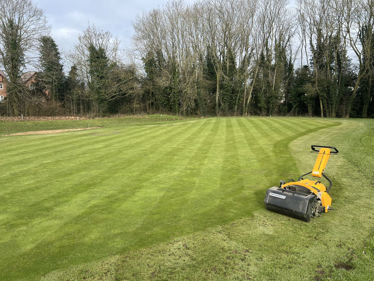 jburberry27's tweet photo. A cracking afternoon to get the hand mowers out and give the greens a fresh trim @Infinicut https://t.co/st3CxEWLkJ
