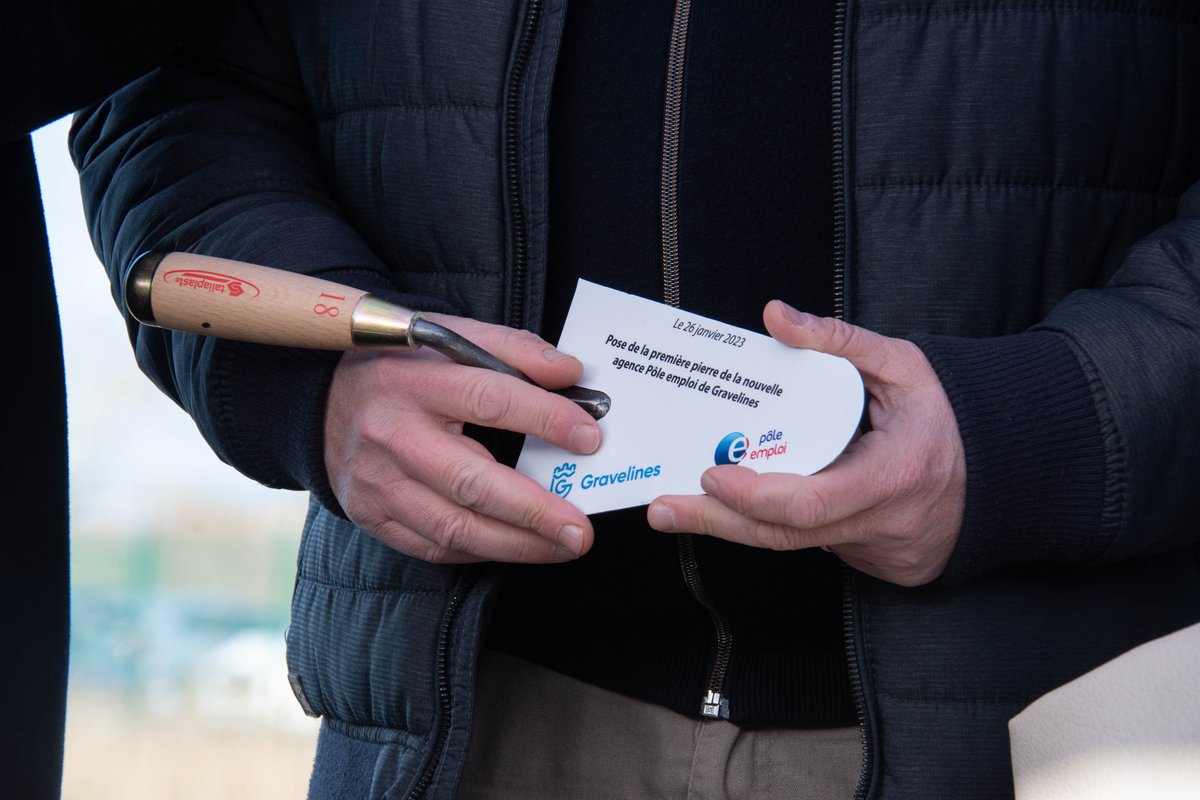 Nous venons de poser la 1ère pierre de la nouvelle agence de @poleemploi_HDF  Gravelines dans la Zone Industrielle du Guindal.

Bravo à l'ensemble des agents, partenaires et à <a href="/BertrandSename/">Sename Bertrand</a>, directeur de l'agence Pole Emploi de Gravelines pour son engagement au quotidien.