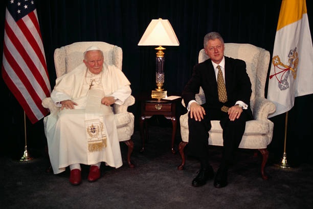 24 Years Ago Today, on #TheDayInHistory, #President @BillClinton & #PopeJohnPaulII meet at @flystl airport in St. Louis, Missouri upon their arrival on January 26, 1999 🇺🇸🇻🇦 @Pontifex @USinHolySee @JP2Shrine @WJCLibrary @ClintonCenter #POTUS #POTUS42   #JanPawełII #History