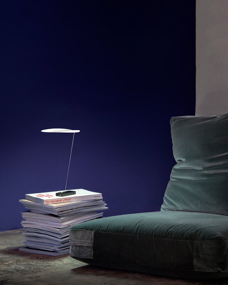 stillucestore's tweet photo. #Koyoo di Axel Schmid per #IngoMaurer è un piccolo oggetto di luce portabile. Tenuto solo da una molla a fune metallica e un cerchio luminoso che si libra su un "piede" nero e stretto.
https://t.co/1ccjEZMFNb
La Casa comincia dalla #Luce
#StilluceStore #SaldiStilluce #ArtLight https://t.co/A8kotkYaoY