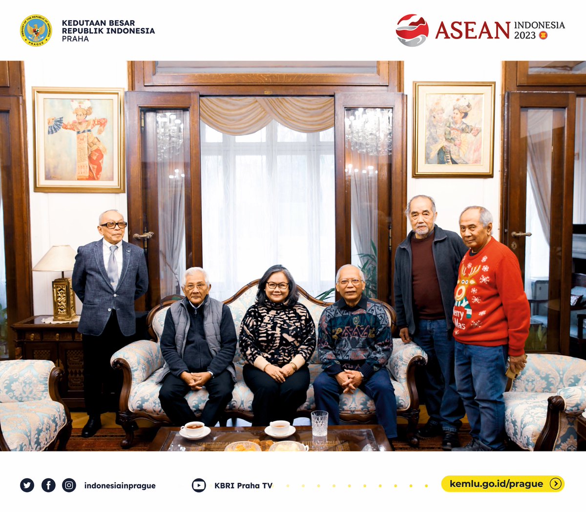 IndonesiaInPrag's tweet image. Silaturahmi Duta Besar RI Praha dengan perwakilan mantan Mahasiswa Ikatan Dinas (MAHID) Ceko di Wisma Duta (25/1).
#IniDiplomasi #DemiNKRI #NegaraHadir