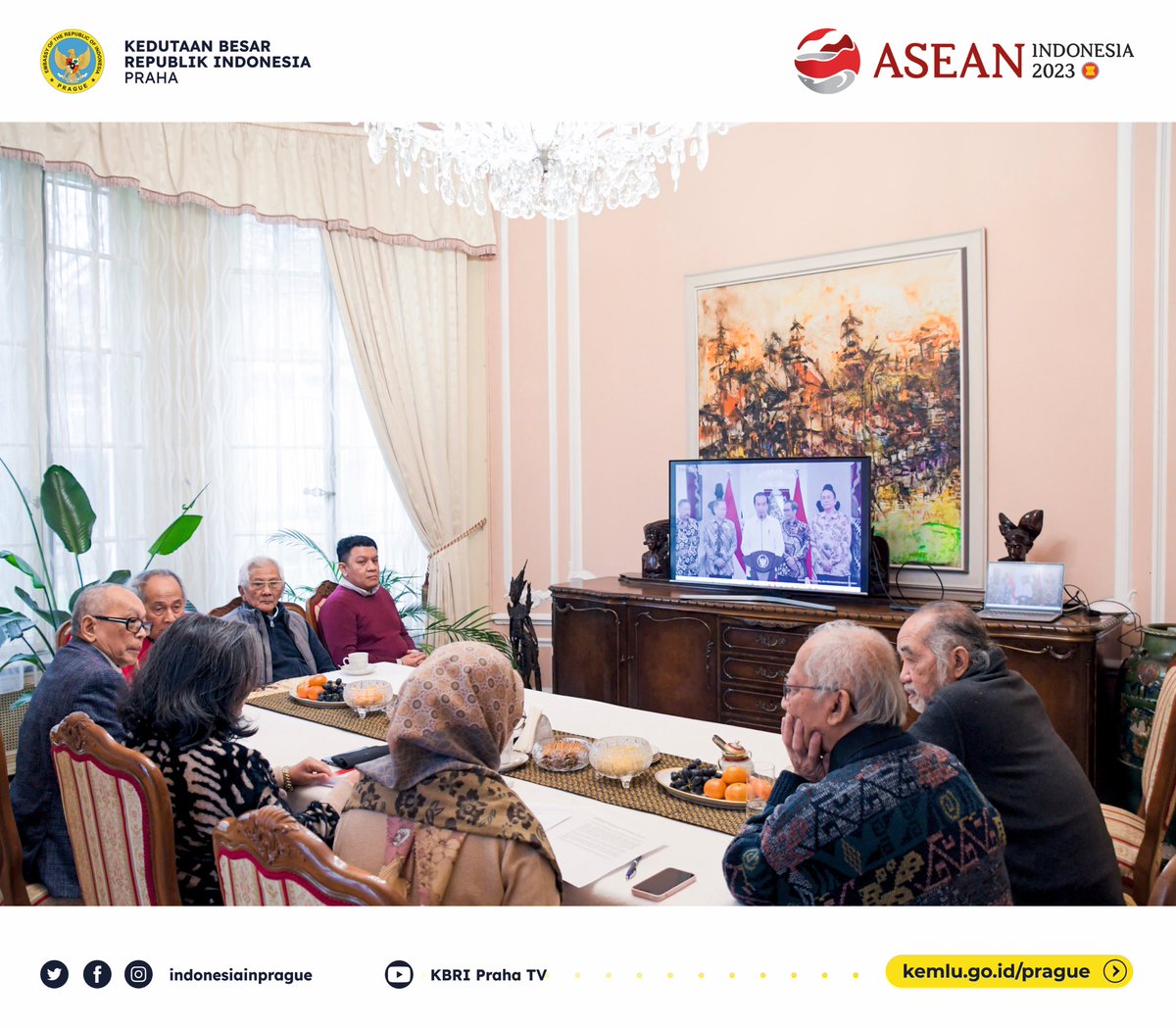 IndonesiaInPrag's tweet image. Silaturahmi Duta Besar RI Praha dengan perwakilan mantan Mahasiswa Ikatan Dinas (MAHID) Ceko di Wisma Duta (25/1).
#IniDiplomasi #DemiNKRI #NegaraHadir