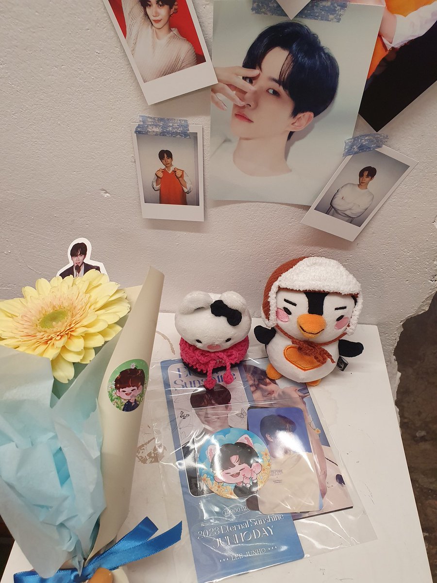 ackko_mine's tweet photo. 15. 𑁍 플라워헤아
∘✧₊⁺𝑬𝒕𝒆𝒓𝒏𝒂𝒍 𝑺𝒖𝒏𝒔𝒉𝒊𝒏𝒆⁺₊✧∘

쭈너 포토픽 이랑 히카리님 도무송 징쨔 사랑스러웡🫰🏻💛
카메라랑 포스터 실물이 징쨔 넘 쫀예😍
BGM이 비미나여서인지 공간자체가 감동 그자체였던 순간이었다🥹🫶

#Eternal_sunshine_junho_day
#영원한_햇살_준호의_날이야 https://t.co/28yYITucrL