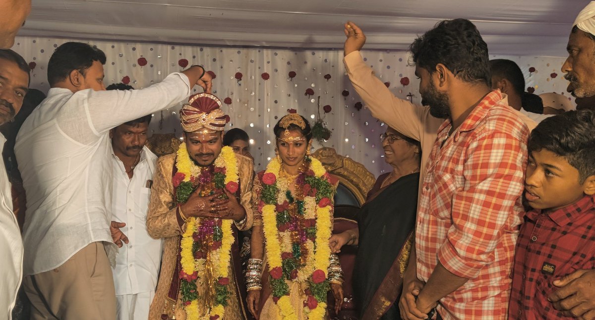 BagathNomula's tweet photo. తిరుమలగిరి మండలం, రంగుండ్ల గ్రామానికి చెందిన వార్డు మెంబర్ లచ్చిరాం నాయక్ గారి కూతురు సునీత -గణేష్ గార్ల వివాహ వేడుకలో పాల్గొని నూతన వధూ -వరులను ఆశీర్వదిస్తూ.. https://t.co/CTCUOfzN1l