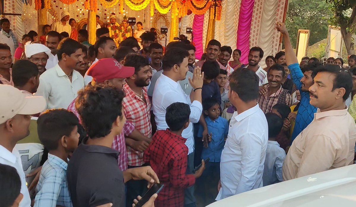 BagathNomula's tweet photo. తిరుమలగిరి మండలం, రంగుండ్ల గ్రామానికి చెందిన వార్డు మెంబర్ లచ్చిరాం నాయక్ గారి కూతురు సునీత -గణేష్ గార్ల వివాహ వేడుకలో పాల్గొని నూతన వధూ -వరులను ఆశీర్వదిస్తూ.. https://t.co/CTCUOfzN1l