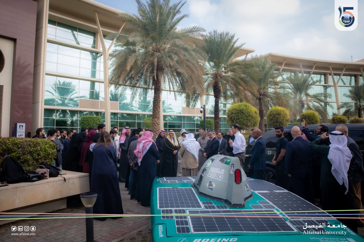 Alfaisaluniv's tweet photo. صاحب السمو الملكي الأمير تركي الفيصل بن عبد العزيز آل سعود رئيس مجلس إدارة مركز الملك فيصل للدراسات والبحوث الإسلامية ونائب رئيس مجلس أمناء #جامعة_الفيصل يشاهد نماذج  سيارات كهربائية اقتصادية من شركة Canoo ويناقش مع طلبة كلية الهندسة مشروع السيارات الكهربائية الذي يعملون عليه. https://t.co/0nnVo5c5UA