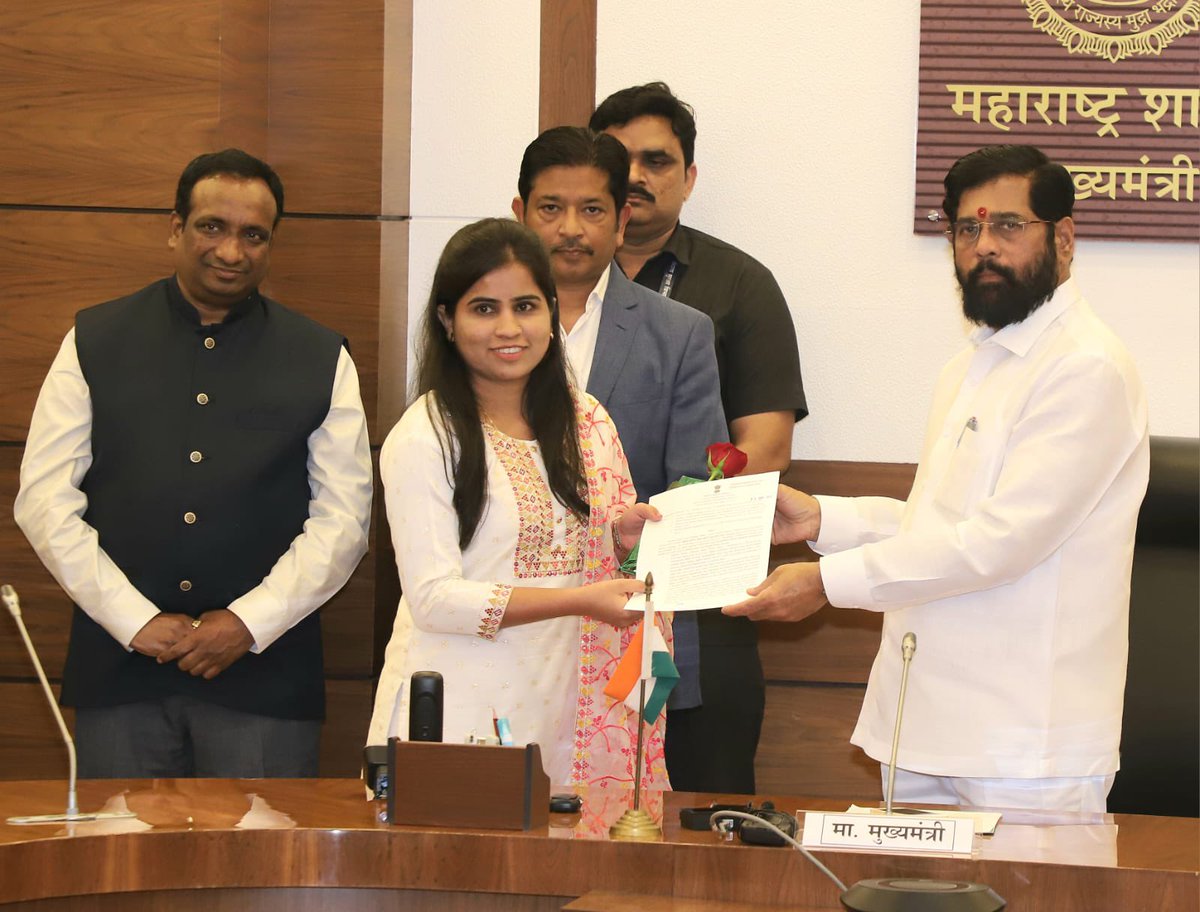 The appointment letter was given by the Chief Minister to the recommended candidates in the Assistant Motor Vehicle Inspector Main Examination 2020 conducted through MPSC. @CMOMaharashtra @Devendra_Office @bhimanwar @MahaDGIPR