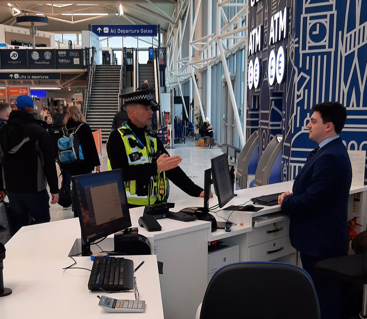 We just loved carrying out a deployment today with our partners <a href="/BristolAirport/">Bristol Airport</a> speaking with staff and passengers about #ProjectServator 👮 😊    JE