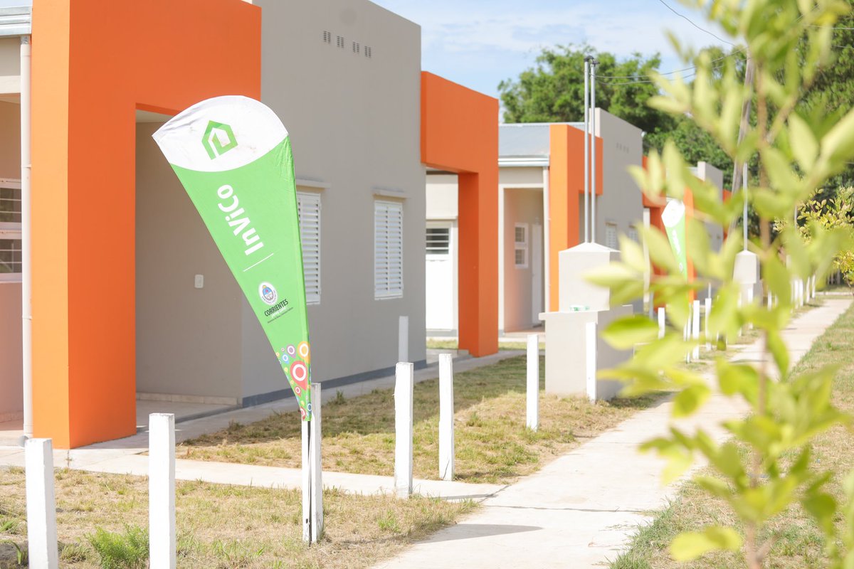 Embargados por una profunda emoción que compartimos junto a las familias beneficiarias que cumplieron su sueño, entregamos 40 viviendas en #Ituzaingó. Ubicadas en el barrio Itatí, las obras fueron realizadas a través de <a href="/invico/">Instituto de Vivienda de Corrientes</a> y demandaron una inversión total de $400 millones.
