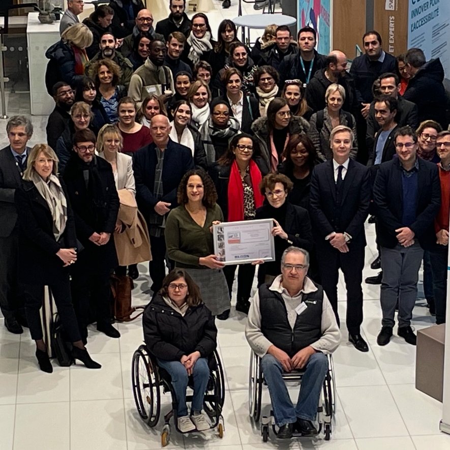 Actu_Transilien's tweet photo. #Accessibilité 🤝 #Transilien obtient la certification #CapHandéo pour une durée de 3 ans. Cette dernière récompense le travail de l'activité francilienne de @SNCFVoyageurs pour son dispositif d’accessibilité sur l’ensemble des lignes et pour le service "Accès Plus Transilien". https://t.co/YQlTTwkdjo